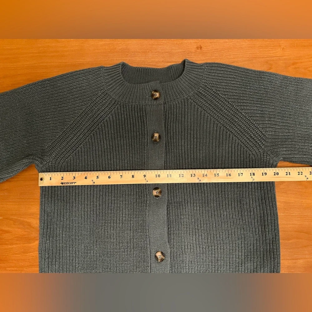 Banana Republic • Ribbed Green Cardigan • Size L • Button Front - Picture 3 of 6